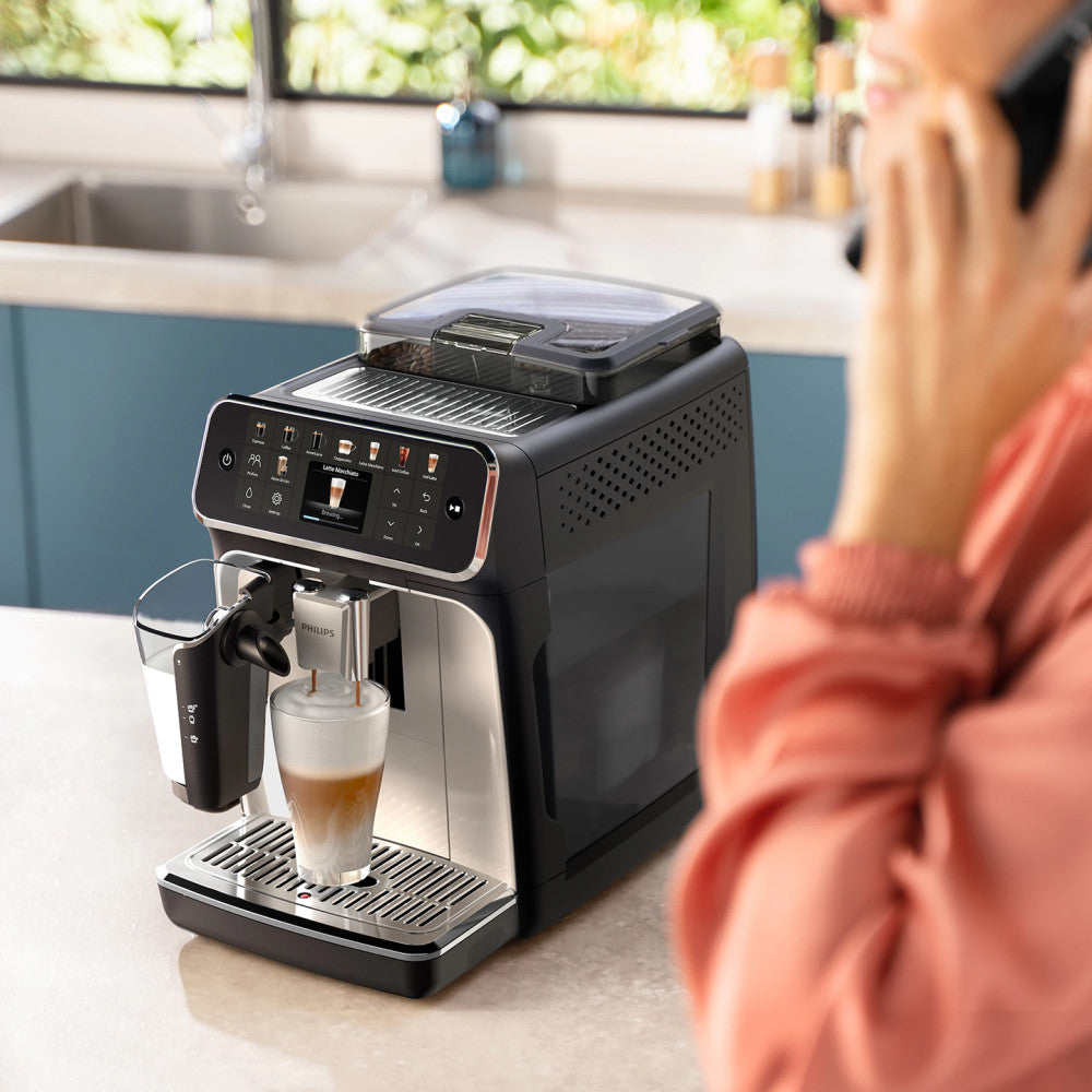 Philips 5500 LatteGo EP5547/90 automatinis kavos aparatas – juodas/sidabrinis